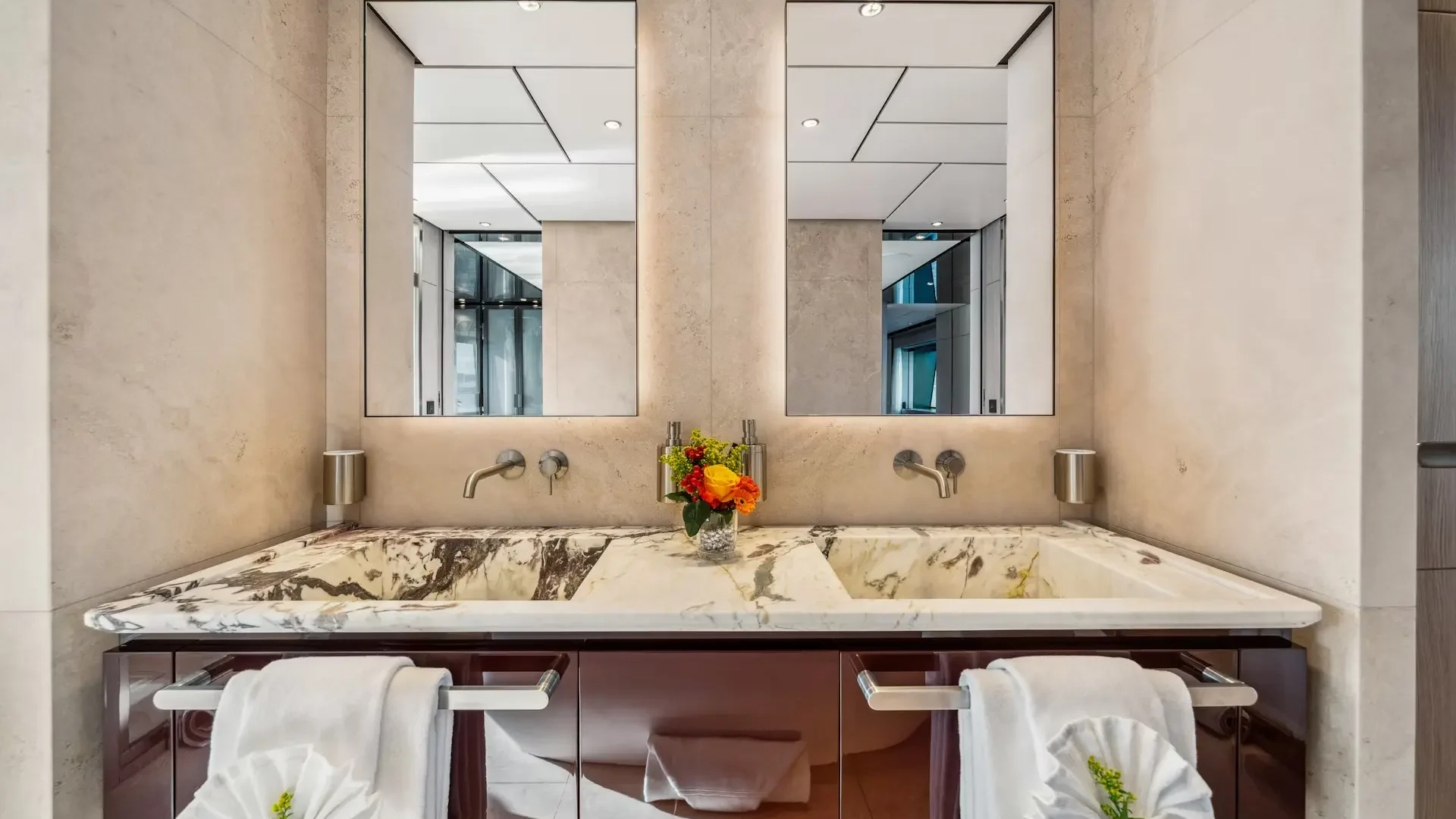 Luxury Yacht Fifi - -master-bath-2